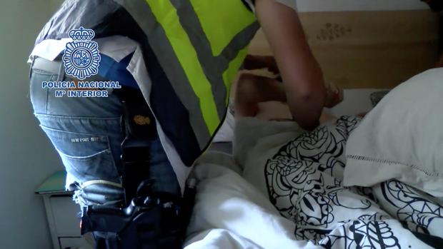 Momento en el que uno de los miembros de la banda fue detenido en su casa. Le sorprendieron en la cama