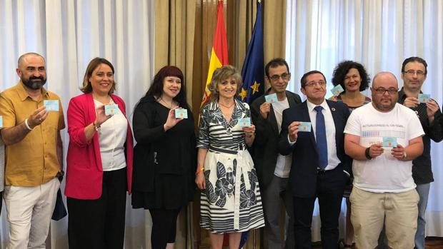 María Luisa Carcedo junto a representantes del colectivo LGTBI