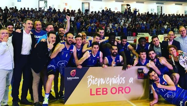El CB Afanion Almansa celebra el ascenso tras ganar en casa al Real Murcia (89-86) el pasado 25 de mayo