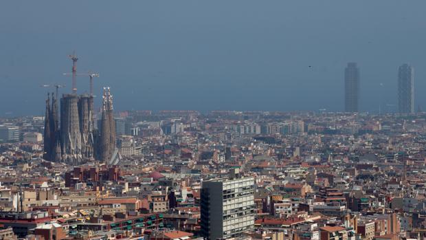 Aspecto del aire contaminado en Barcelona el pasado lunes.
