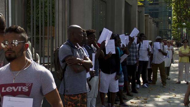 Solicitantes de asilo en una protesta ante el Ministerio de Trabajo