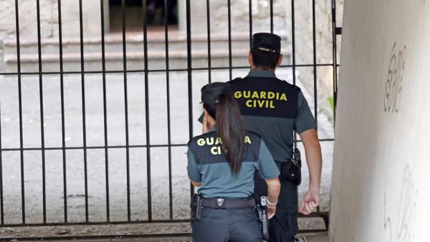 Imagen de dos agentes de la Guardia Civil tomada en Alicante