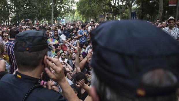 La PolicÃa escolta a Cs que abandona el Orgullo tras dos horas de bloqueo