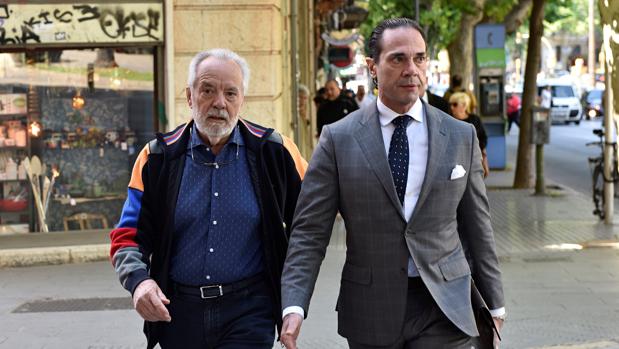 El empresario Bartolomé Cursach, llega al juzgado acompañado por su abogado Enrique Molina