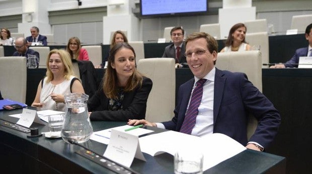 La delegada de Cultura, Andrea Levy, charla en un pleno con el alcalde José Luis Martínez-Almeida