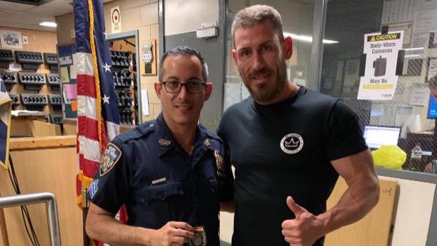 Imagen del policía español que dutuvo al hombre que agredió al agente de Nueva York