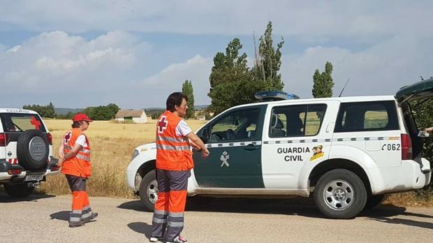 Una patrulla de la Guardia Civil y miembros de la Cruz Roja, durante la búsqueda del hombre desaparecido
