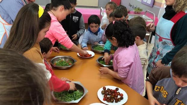 Actividad de cocina en el CEIP Celso Currás de Trabada