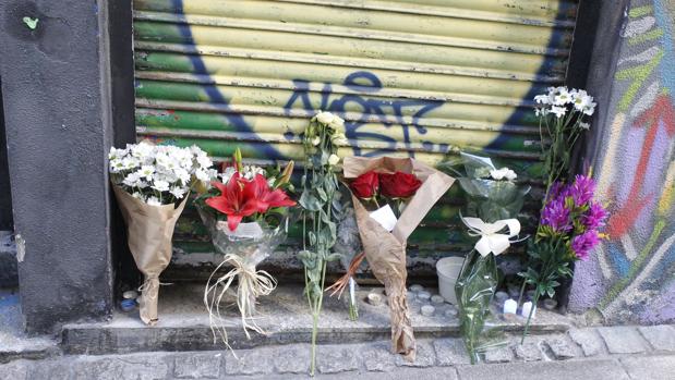 Flores en muestra de afecto a Manso en el local de la Rúa Ciega