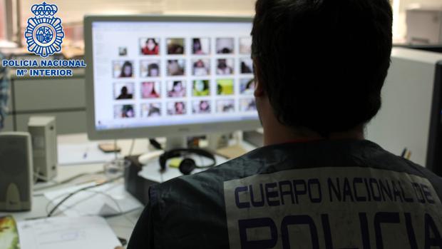 Imagen de archivo de un agente experto en lucha contra la pornografía infantil en internet