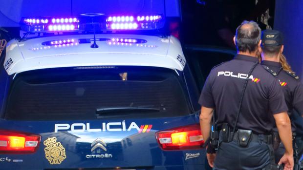 Imagen de dos efectivos de la Policía Nacional