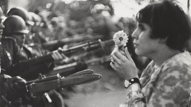 La icónica fotografía «La chica con la flor», de Marc Riboud, podrá verse en la exposición «Cámara y ciudad»