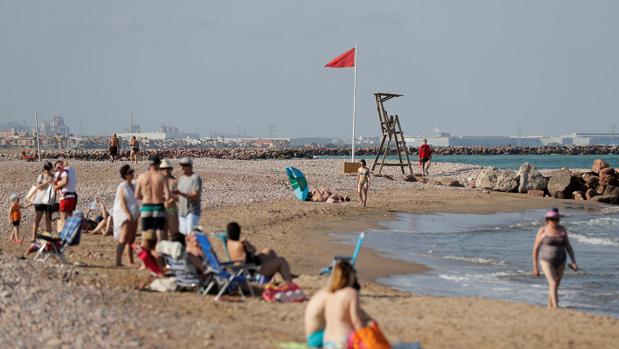 Imagen de la playa de El Puig este miércoles, cerrada al baño y reabierta este jueves