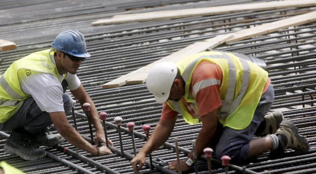 Imagen de archivo de dos trabajadores