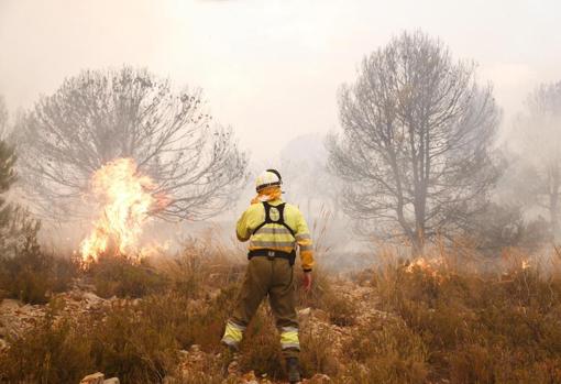 Imagen de las tareas de extinción del incendio