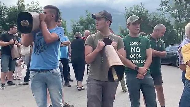 Ganaderos provistos de grandes cencerros para protestar, sonoramente, contra la amenaza del oso