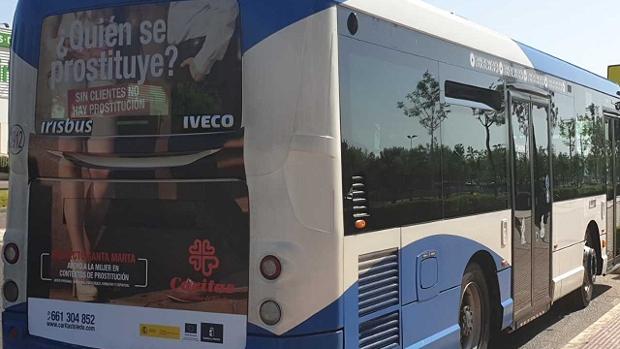 Cartel en la parte posterior de un autobús