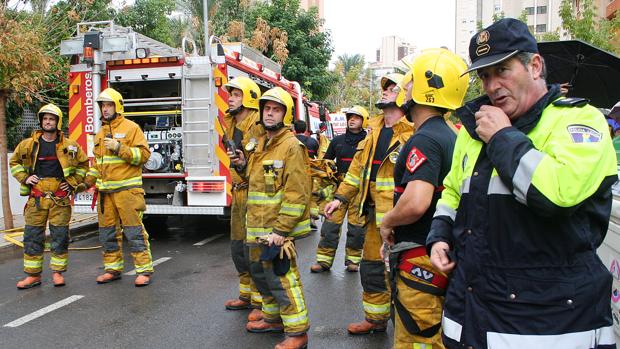 Imagen de archivo de el Cuerpo de Bomberos junto a la Policía Local en Benidorm