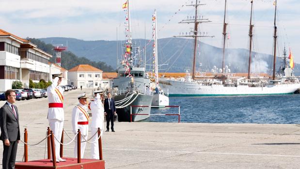 Don Felipe, acompañado por Alberto Núñez Feijóo, este martes en la Escuela Naval Militar, en Marín (Pontevedra)
