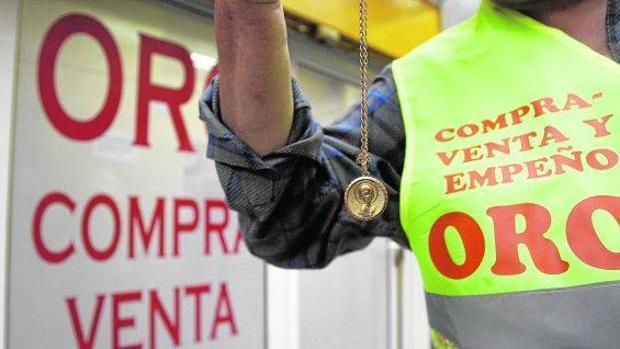 Como botín se hizo con cañas, cadenas, anillos, pendientes y medallas, valoradas todas ellas en 6.000 euros
