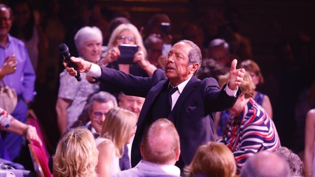 Paul Anka, anoche entre el público asistente a su concierto