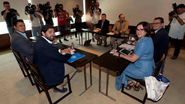 Reunión de ayer entre PP, Cs y Vox para hacer presidente a López Miras, segundo por la izquierda