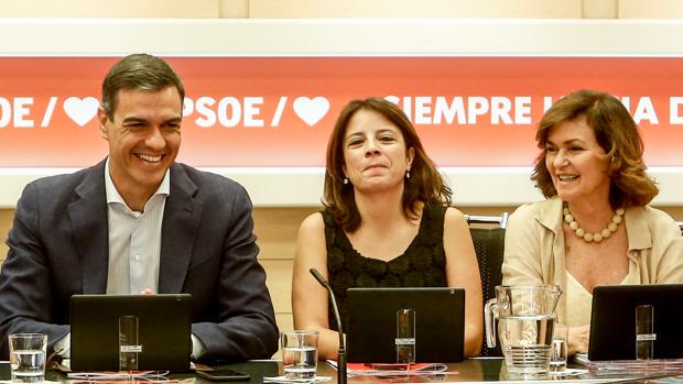 Reunión de la Comisión Ejecutiva Federal del PSOE 08 julio 2019. El candidato socialista, Pedro Sánchez (i), la portavoz parlamentaria del PSOE, Adriana Lastra (c) y la vicepresidenta del Gobierno en funciones, Carmen Calvo (d)