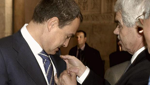 El presidente catalán, Maragall, obsequia a Zapatero con una insignia con el escudo de la Generalitat, en 2004