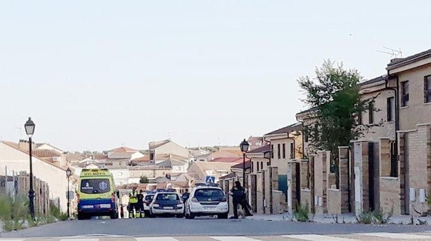 Despliegue sanitario y policial en la calle Babota de Los Cerrones, el pasado sábado, tras una pelea callejera
