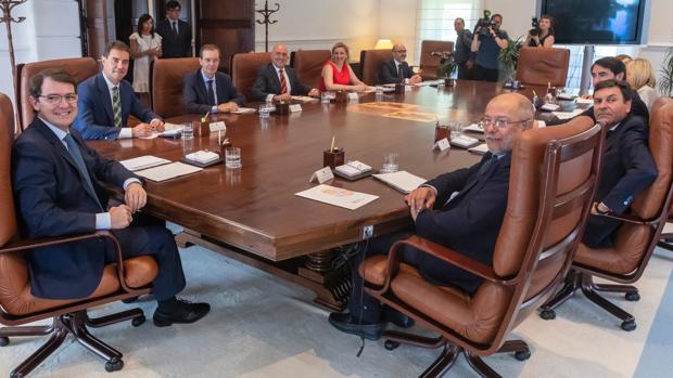El Consejo de Gobierno mantuvo ayer un encuentro informal tras la toma de posesión de los diez consejeros