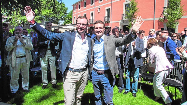 Javier Maroto y Pablo Casado, en un acto político celebrado en Ávila