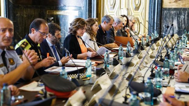 Ada Colau, en el centro, presidiendo la Junta Local de Seguridad