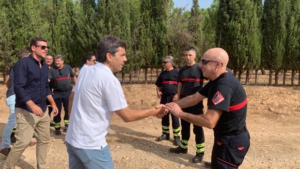 Carlos Mazón, presidente de la Diputación de Alicante, en la zona afectada por el incendio de Beneixama