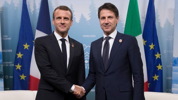 El presidente francés Macron le estrecha la mano al primer ministro italiano, Conte en el G7