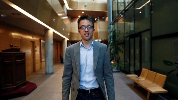 Iñigo Errejon posa en la Asamblea Regional, donde es diputado regional por Mas Madrid