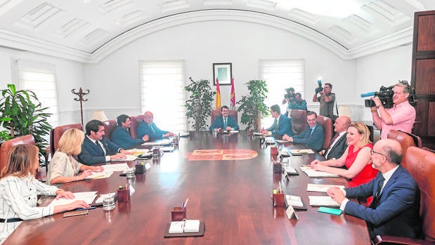 Reunión de todo el equipo de Gobierno en el Colegio de la Asunción, en Valladolid, tras la toma de posesión de sus cargos, el pasado miércoles
