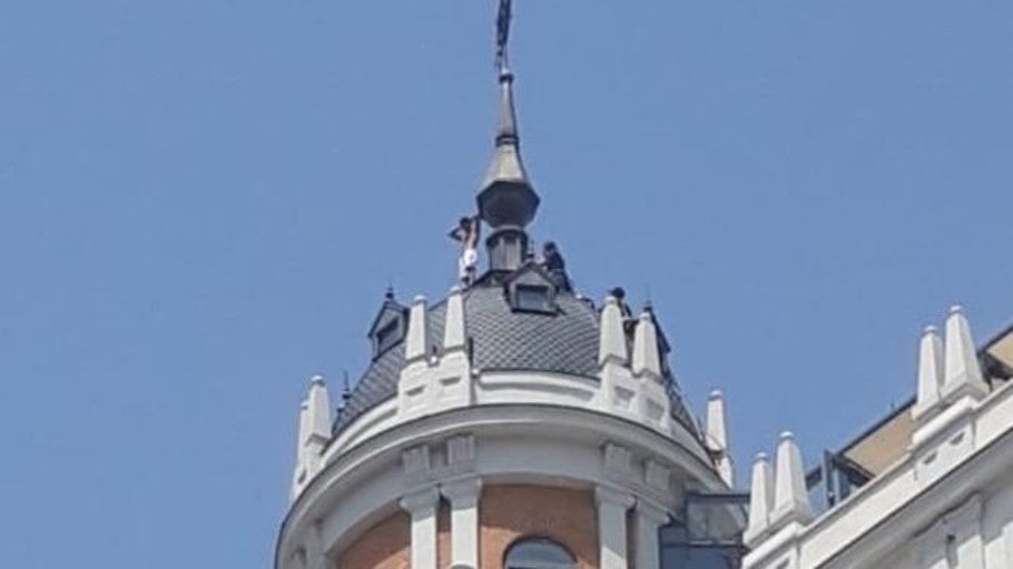 El hombre que amenazó con tirarse desde una azotea en Gran Vía estaba «rezando y sin camiseta»