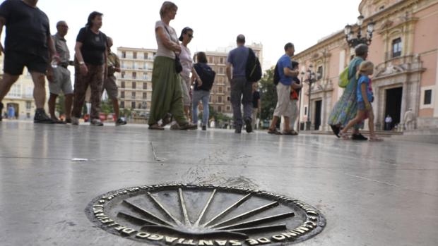 Imagen de unos peregrinos frente a la Catedral de Valencia