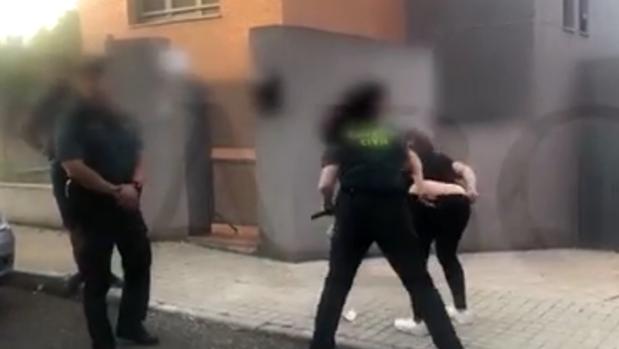 Una okupa intenta bajarse el pantalón ante la Guardia Civil durante el enfrentamiento, el miércoles, con vecinos de «Los altos de Bargas»