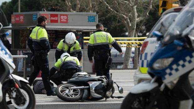 Intervención policial en un accidente de moto, en imagen de archivo