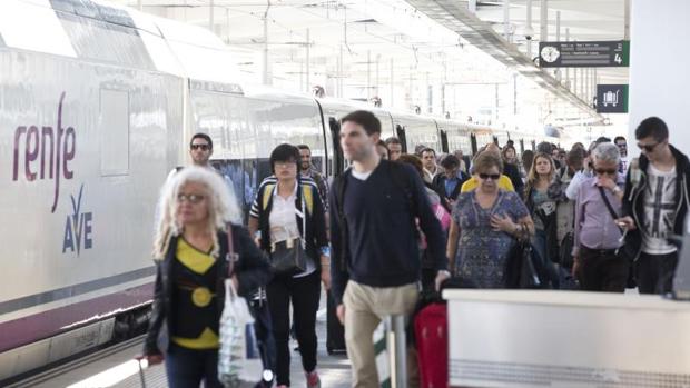 Viajeros de un tren AVE en Valencia