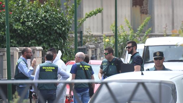 Agentes de la Guardia Civil, junto al domicilio en el que se produjeron los disparos
