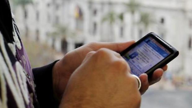 Un usuario de telefonía movil redacta un mensaje