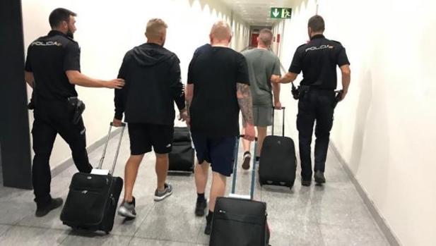 Imagen de los detenidos en el aeropuerto de Alicante