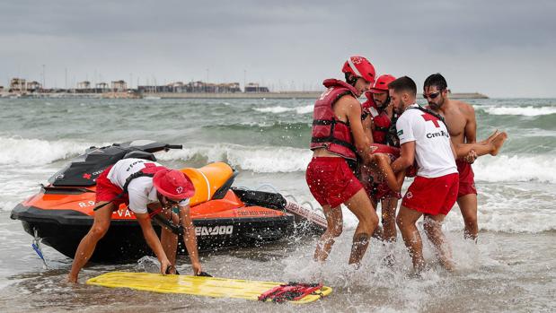 Imagen de un simulacro de rescate a un bañista en la playa de Pinedo de Valencia
