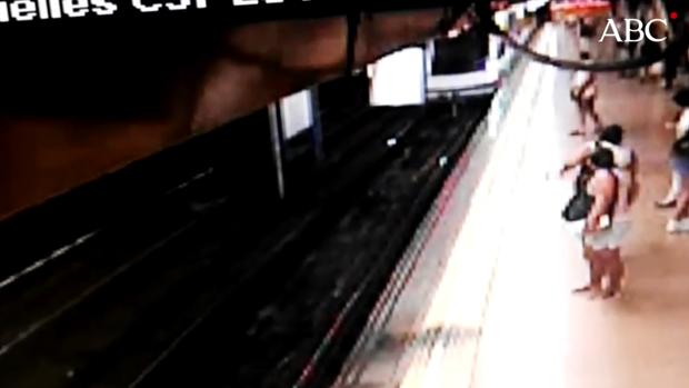 Momento en el que un individuo tira a otro hombre a las vías del tren