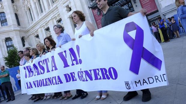 Ediles del Ayuntamiento de Madrid portan una pancarta contra la violencia machista en 2018