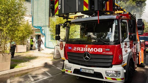 Varios agentes de la policía autonómica han acudido al lugar alertados por los Bomberos