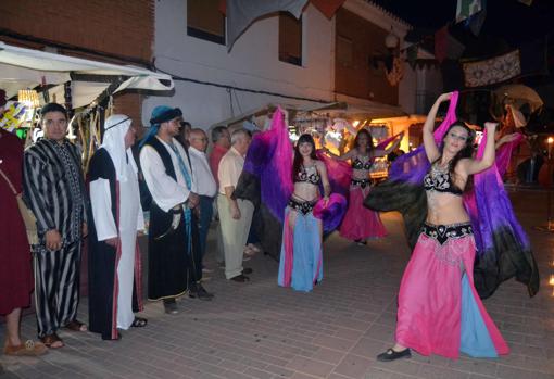 Bailarinas, durante un espectáculo de danza por las calles de Almedina