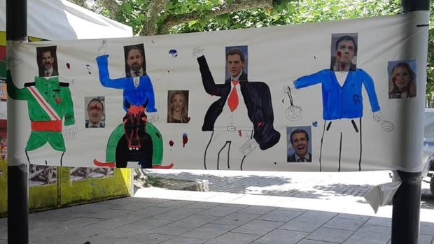 La pancarta colocada este año en Echarri Aranaz para que lancen objetos contra ella